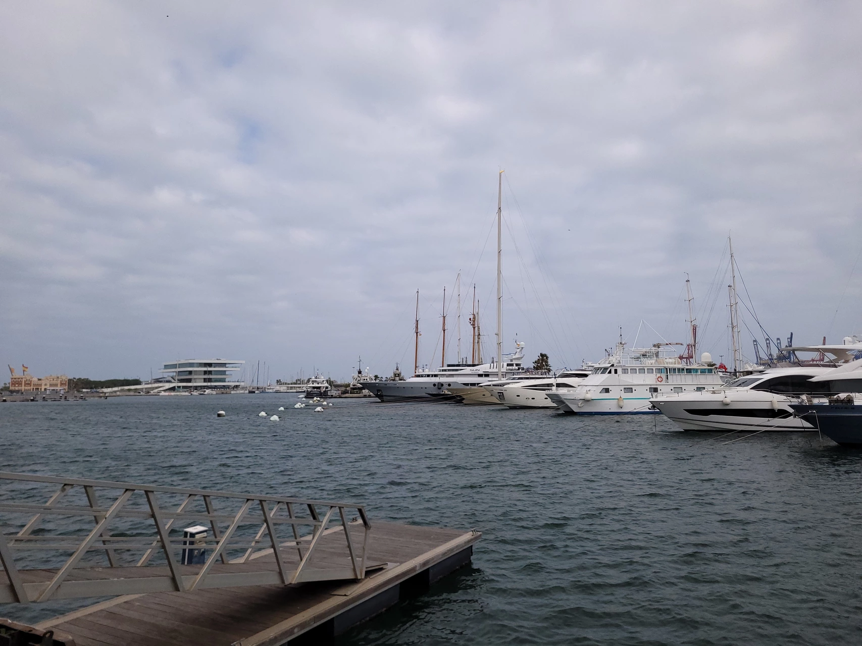 Boote am Hafen von Valencia
