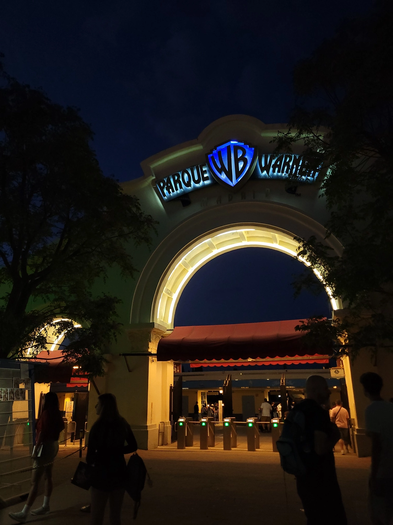 Eingang zum Warner Park am Abend