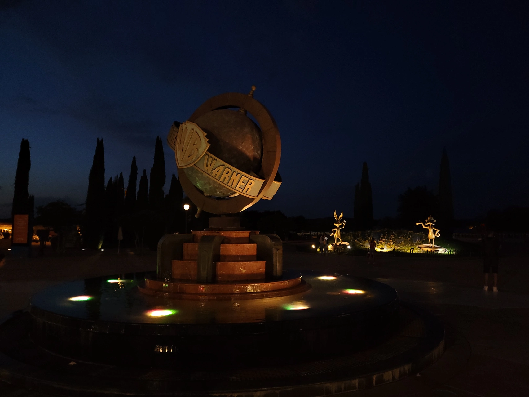 Statue am Eingang des Parks bei Dämmerung