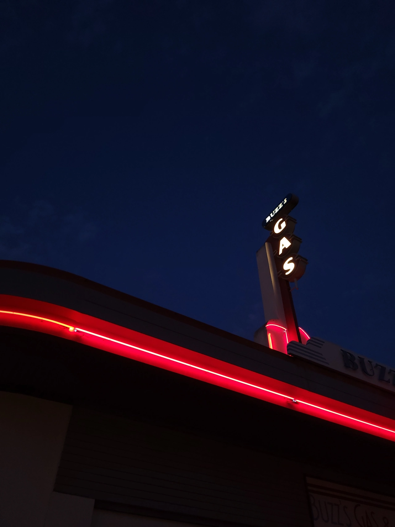 Tankstelle "Buzz Gas" im Warner Park